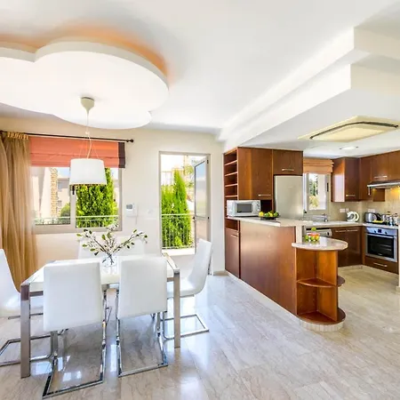 Villa In Sleeps 6 With Pool And Air Con *