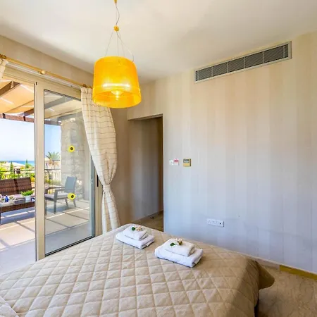 In Sleeps 6 With Pool And Air Con Villa Mavroli