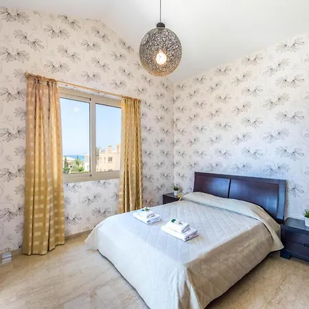 In Sleeps 6 With Pool And Air Con