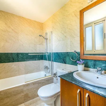 In Sleeps 6 With Pool And Air Con Mavroli