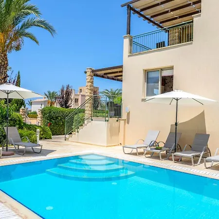 Villa In Sleeps 6 With Pool And Air Con