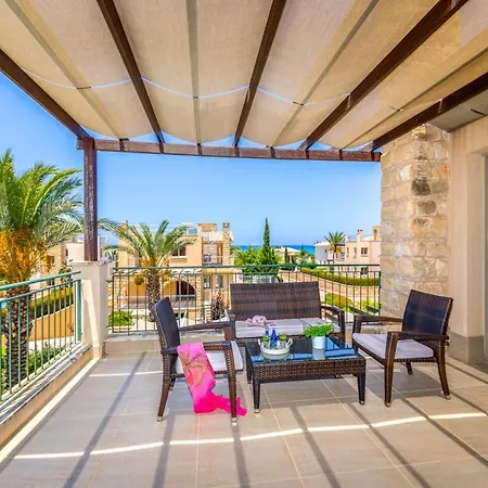Villa In Sleeps 6 With Pool And Air Con