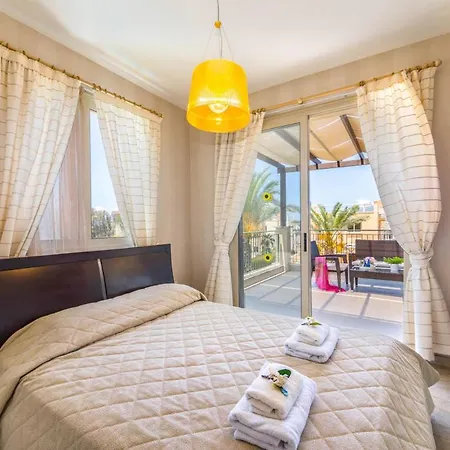 In Sleeps 6 With Pool And Air Con Villa Mavroli