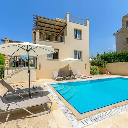 In Sleeps 6 With Pool And Air Con *