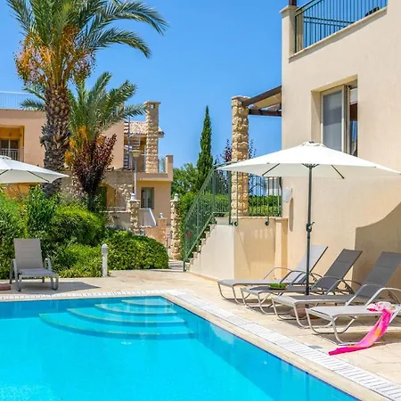 In Sleeps 6 With Pool And Air Con