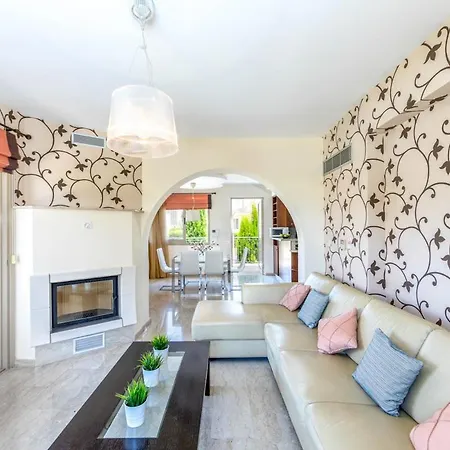 In Sleeps 6 With Pool And Air Con *