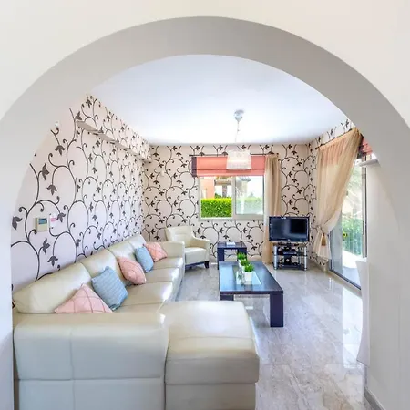 In Sleeps 6 With Pool And Air Con Mavroli