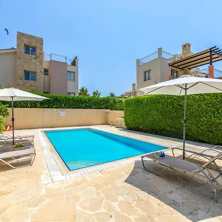 In Sleeps 6 With Pool And Air Con *