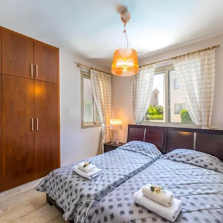 In Sleeps 6 With Pool And Air Con