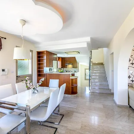 In Sleeps 6 With Pool And Air Con Villa Mavroli