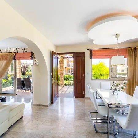 In Sleeps 6 With Pool And Air Con *