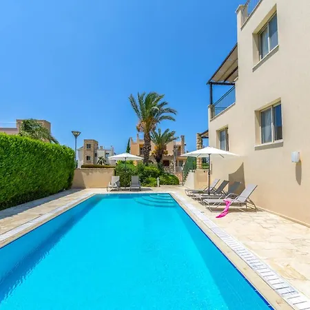 Villa In Sleeps 6 With Pool And Air Con