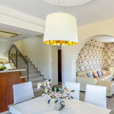 In Sleeps 6 With Pool And Air Con *