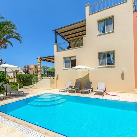 Villa In Sleeps 6 With Pool And Air Con